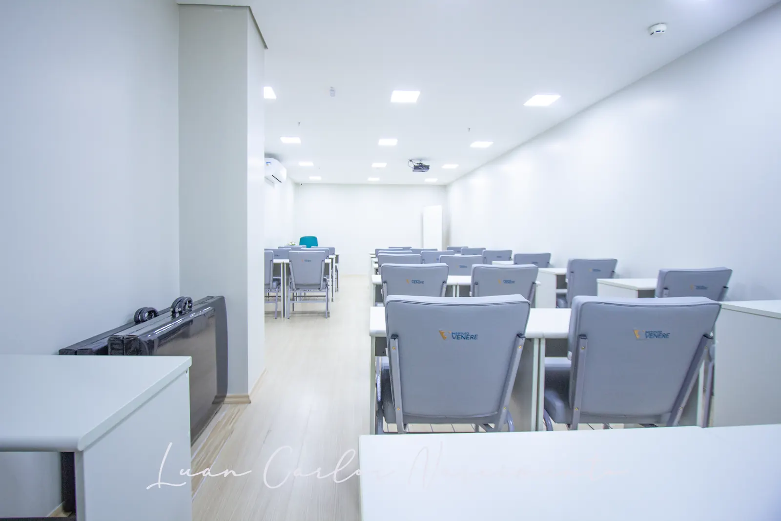 Sala de aula com carteiras e projetor