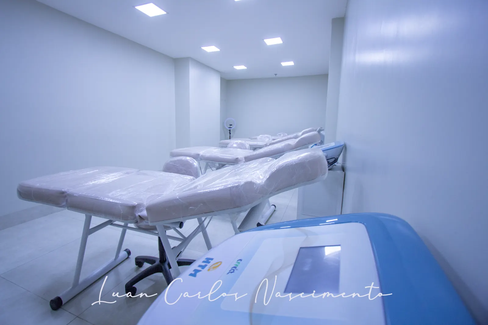 Sala de aulas práticas com macas e equipamento