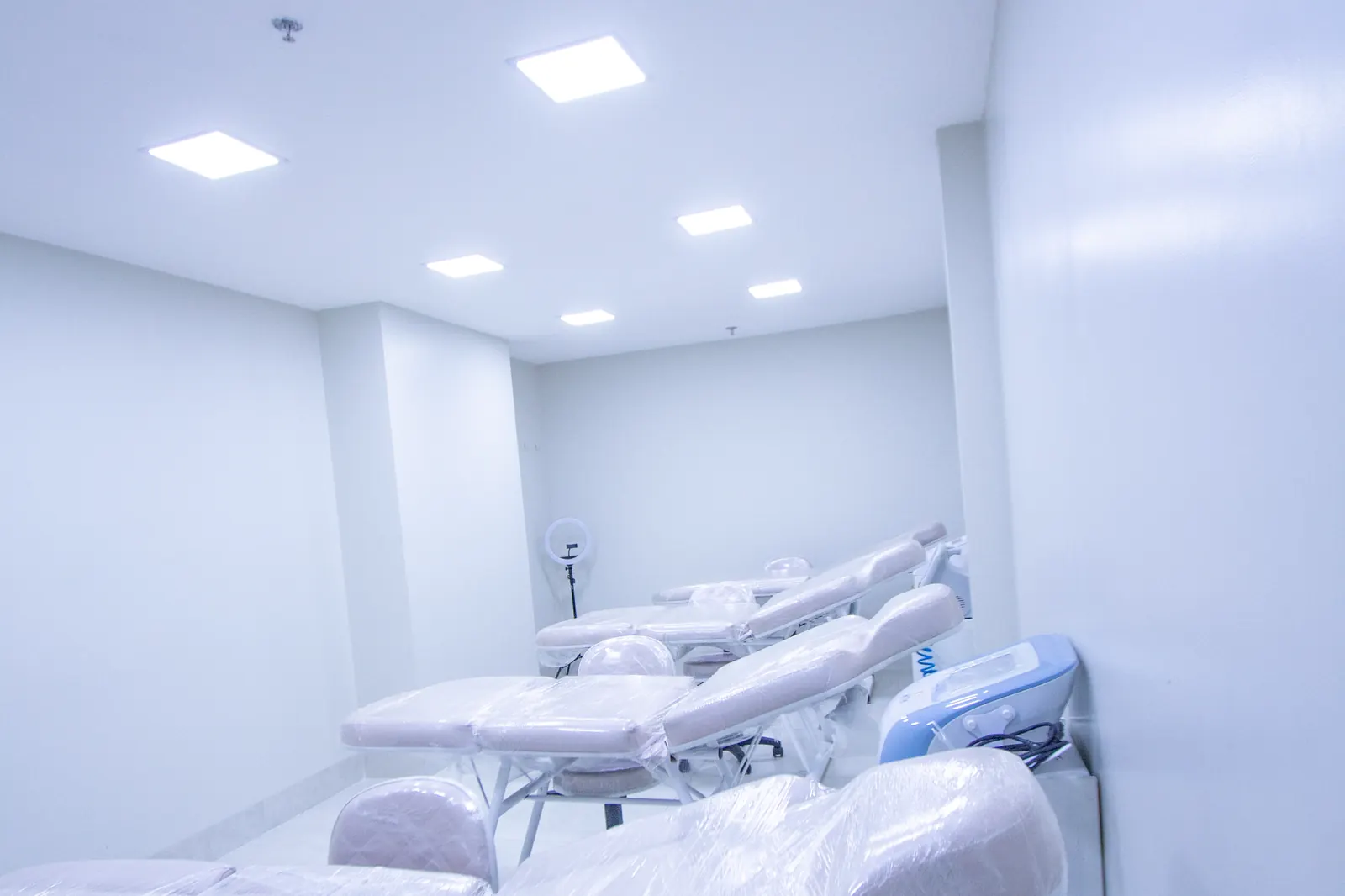 Macas enfileiradas na sala de aulas práticas