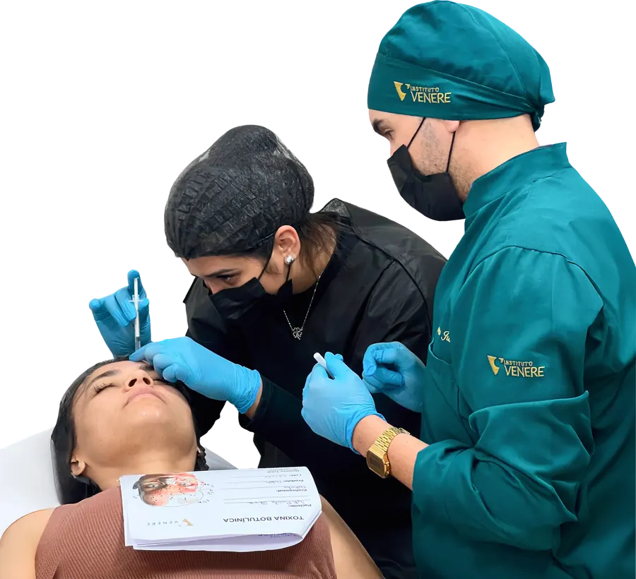 Aluna realizando procedimento injetável com supervisão
