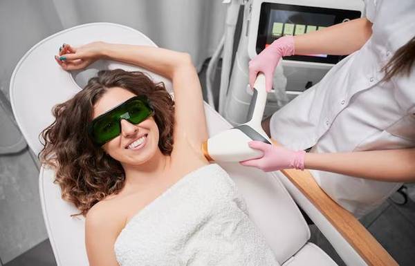Paciente de óculos de proteção durante depilação a laser