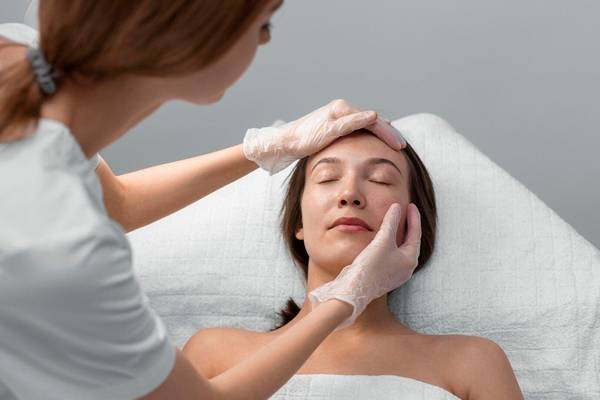 Atendimento facial em ambiente clínico