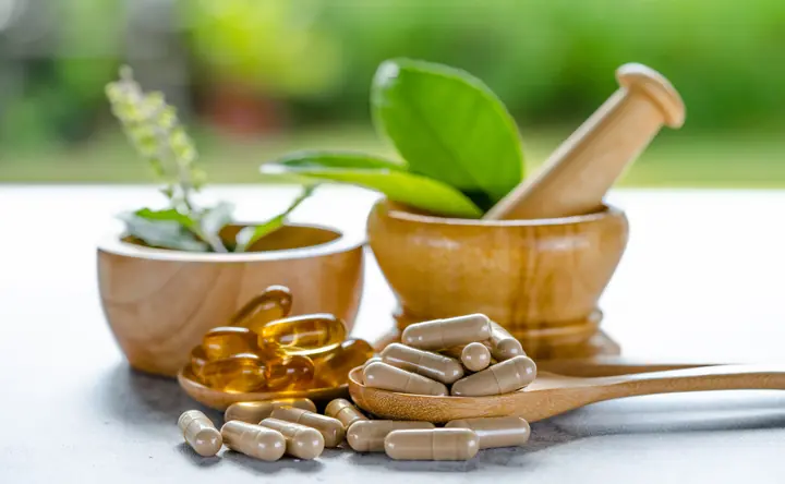 Plantas medicinais, almofariz e cápsulas