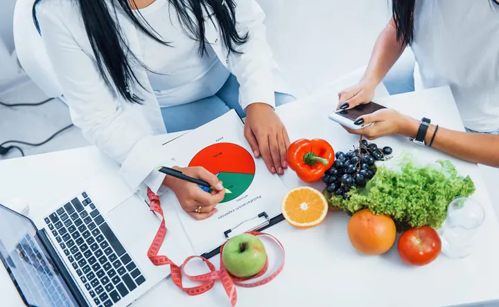 Mesa com frutas, verduras e fita métrica