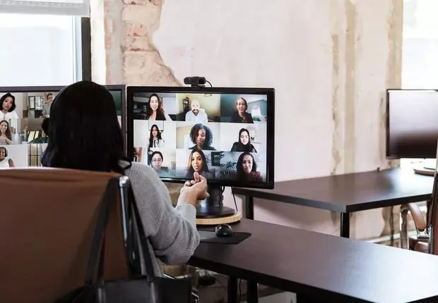 Aluna assistindo a uma aula online ao vivo em videochamada