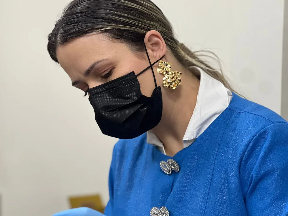 Profissional da estética em atendimento no Instituto Venere
